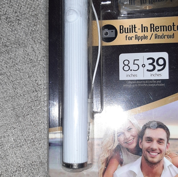 SELFIE STICK.BUILT-IN REMOTE FOR APPLE/ANDROID 8.5" /39" .ADJUSTABLE SMARTPHONE - Picture 1 of 5